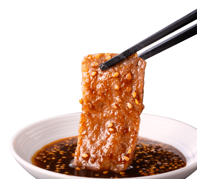 焼肉たれをつけている写真